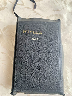Vintage Thomas Nelson's Holy Bible with Helps Pronouncing Illustrated-image
