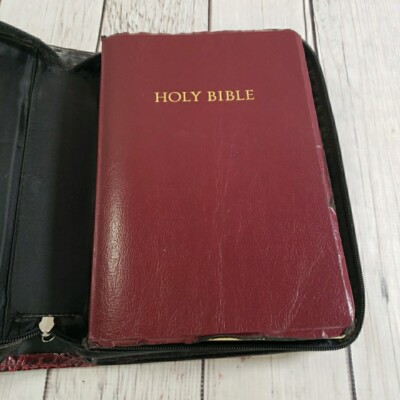 Nelson Holy Bible Giant Print Reference Edition KJV Red Letter Leather Zip Cover-image